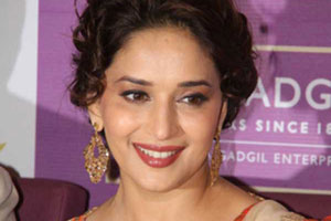 अभिनेत्री माधुरी दीक्षित हिने नृत्य अकादमी सुरू करण्याची घोषणा केली असून मुंबईतील एका कार्यक्रमात तिने याबाबतच्या एका अॅपचे अनावरण केले. (छाया- अमित चक्रवर्ती)