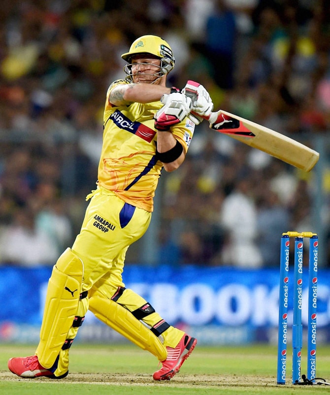 चेन्नई सुपरकिंग्जचा सलामीवीर ब्रेण्डन मॅक्क्युलमने २३ षटकार ठोकले.