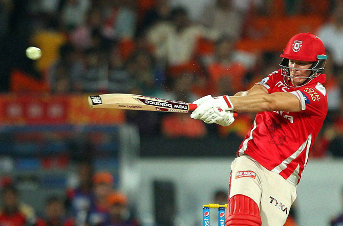 किंग्ज इलेव्हन पंजाबच्या डेव्हिड मिलर देखील २१ षटकारांसह यादीत आठव्या स्थानावर आहे.