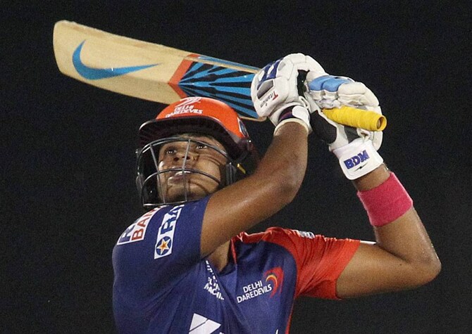 दिल्ली डेअरडेव्हिल्सचा सलामीवर श्रेयस अय्यरने २१ खणखणीत षटकार ठोकले.
