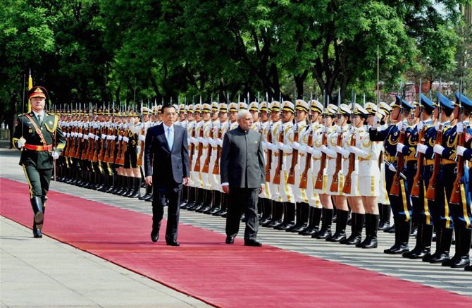 चीनच्या सैन्यदलाकडून 'गार्ड ऑफ ऑनर' स्विकारताना पंतप्रधान नरेंद्र मोदी. (छाया- पीटीआय)
