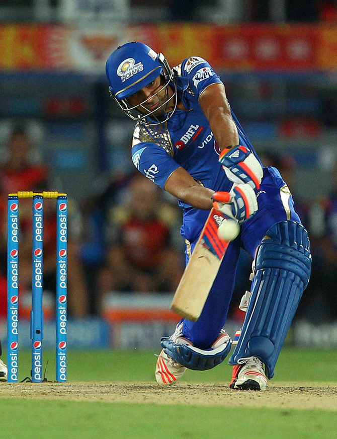 मुंबई इंडियन्सचा संघनायक रोहित शर्माने आयपीएळच्या यंदाच्या मोसमात आतापर्यंत १९ षटकार लगावले आहेत.