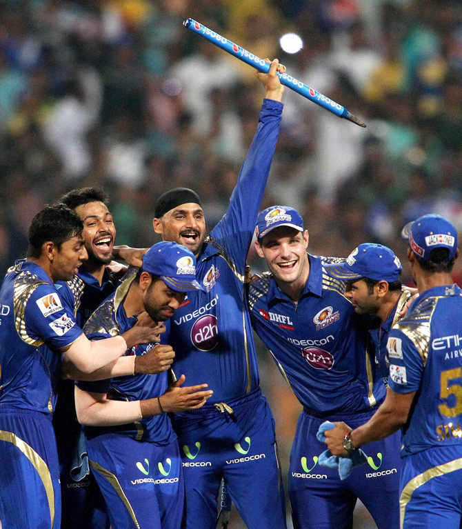 मुंबईने कोलकाताच्या इडनगार्डनवर चेन्नई सुपरकिंग्जला तब्बल ४२ धावांनी धूळ चारली.