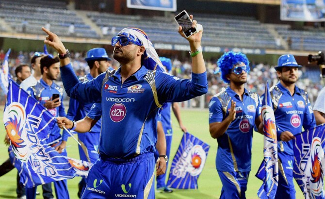 हरभजनचा अनोखा अंदाज. (पीटीआय)