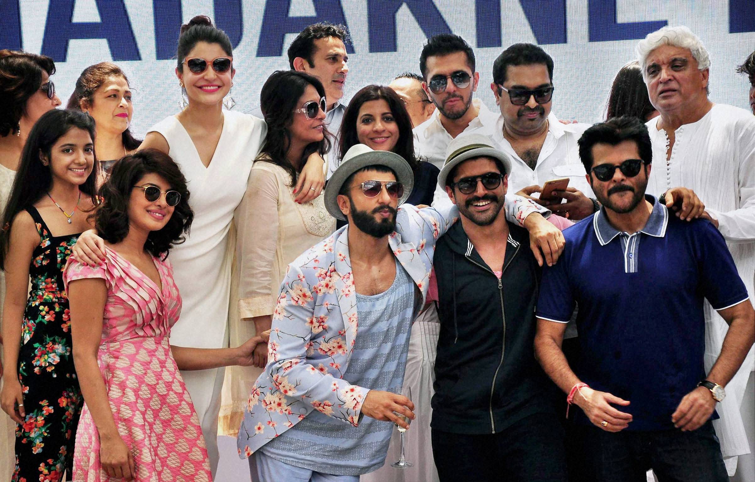 नुकतंच मुंबईत 'दिल धडकने दो' या चित्रपटातील गाण्यांचे अनावरण करण्यात आले. यावेळी चित्रपटातील मुख्य कलाकार रणवीर सिंग, प्रियांका चोप्रा, अनुष्का शर्मा, अनिल कपूर यांनी उपस्थिती लावली होती.