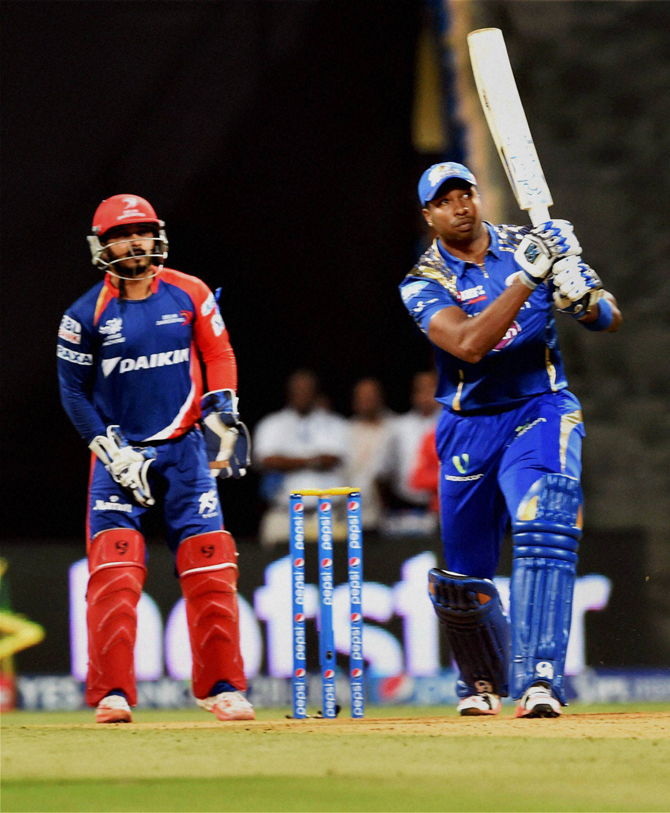 मुंबई इंडियन्सच्या ताफ्यातील किरॉन पोलार्ड याने आतापर्यंत २५ षटकार लगावले आहेत.