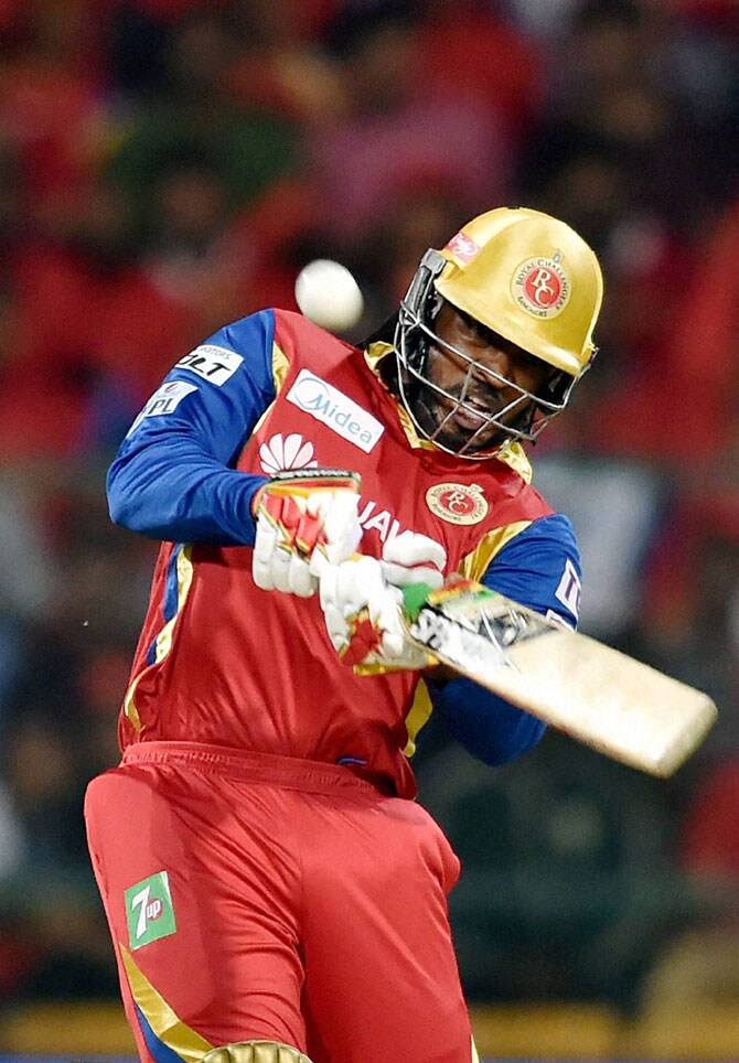 अक्षर पटेलने स्वत:च्या गोलंदाजीवर शानदार झेल टिपत गेलचा झंझावात संपुष्टात आणला. त्याने ७ चौकार आणि १२ षटकारांची लयलूट केली ५७ चेंडूंमध्ये ११७ धावा फटकावल्या.