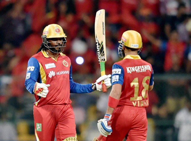 गेलवादळाच्या बळावर बंगळुरूने २२६ धावांचा डोंगर उभारला.