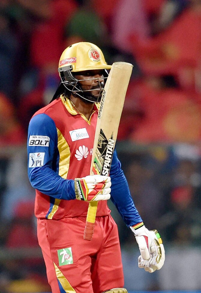 या खेळीदरम्यान बंगळुरूच्या चिन्नास्वामी मैदानावर ट्वेन्टी-२० प्रकारात १५०० धावा करणारा पहिला फलंदाज होण्याचा मान मिळवला.