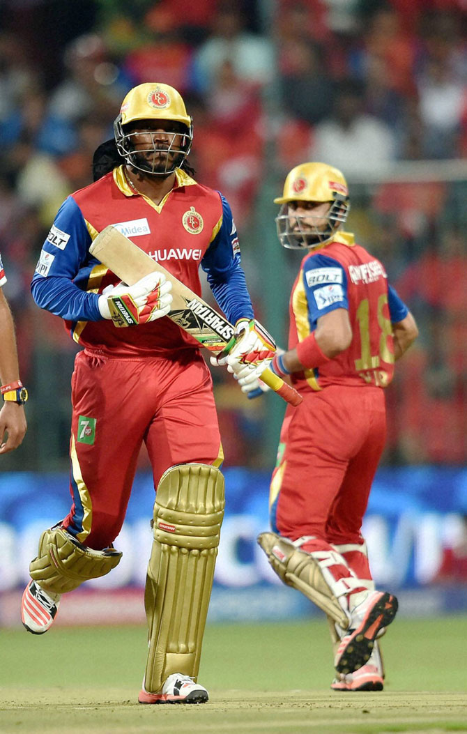 गेलला विराट कोहलीने साजेशी साथ दिली.