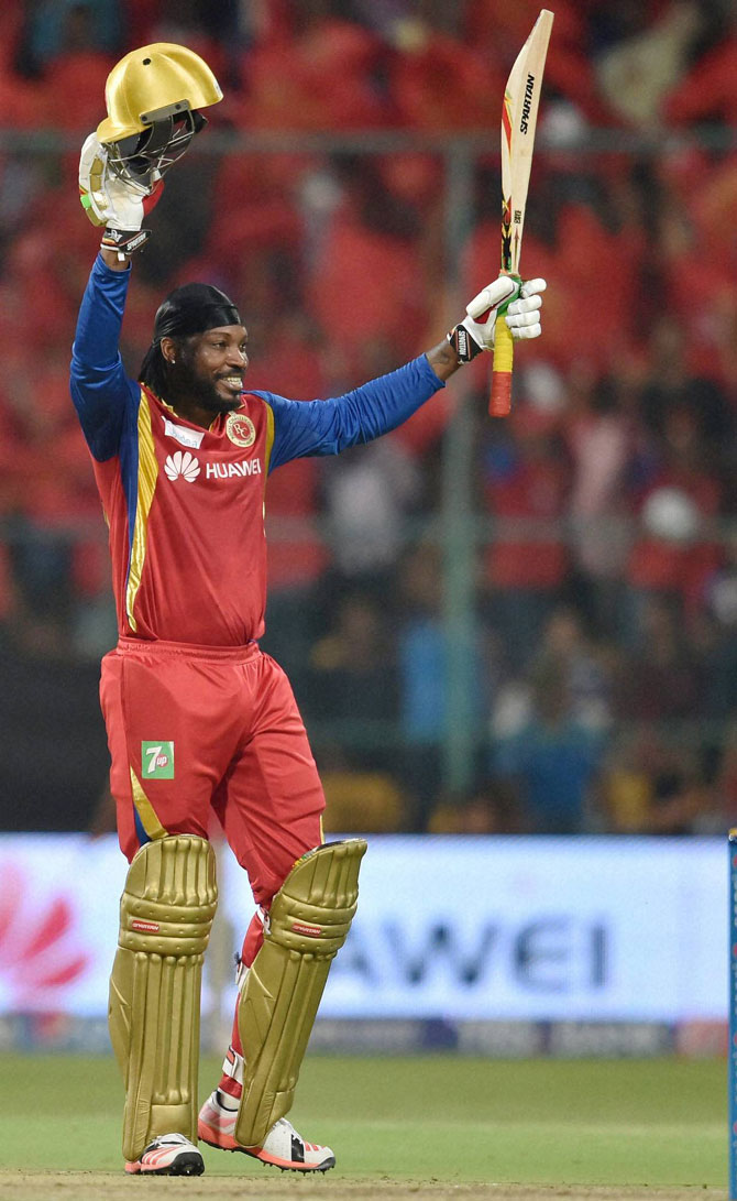 गेलने आपल्या अद्भुत फटकेबाजीचा अव्वल नजराणा सादर करत शतकी खेळी साकारली.