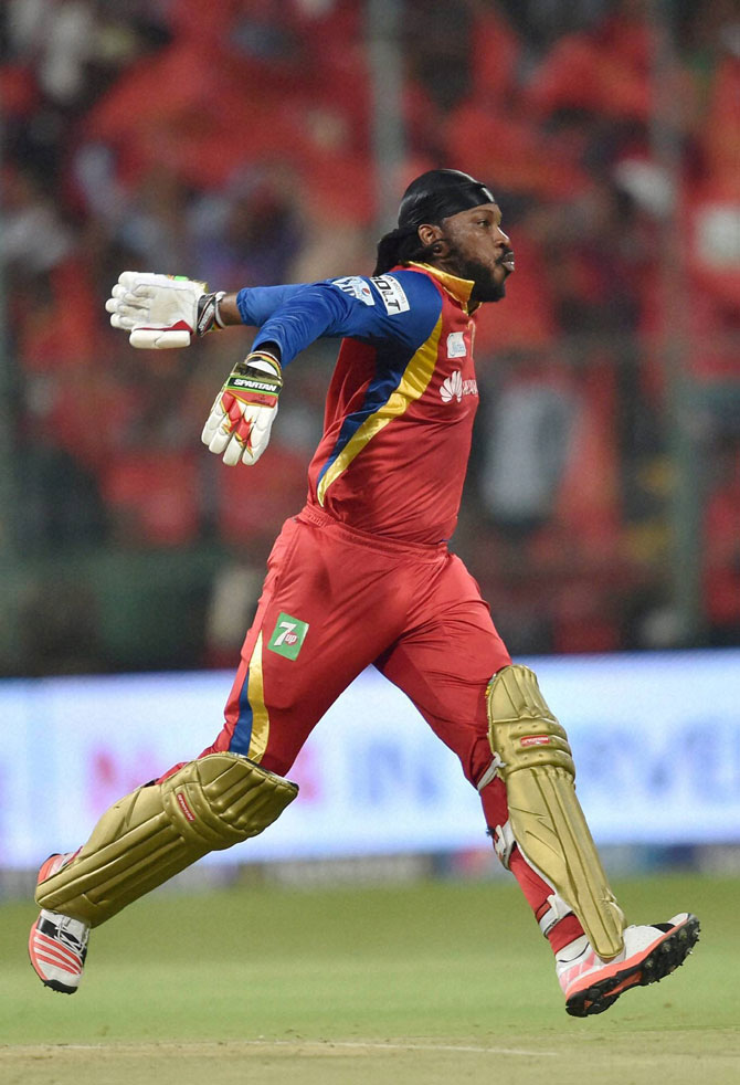 किंग्ज इलेव्हन पंजाब विरुद्धच्या सामन्यात तडखेबाज शतक ठोकल्यानंतर ख्रिस गेलने फुटबॉलपटू ख्रिस्तियानो रोनाल्डोच्या अंदाजात सेलिब्रेशन केले.