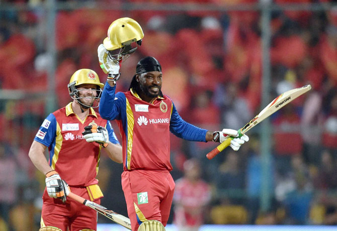 जॉन्सनच्या गोलंदाजीवर चौकार लगावत गेलने ट्वेन्टी-२० क्रिकेटमधले १४वे शतक पूर्ण केले.