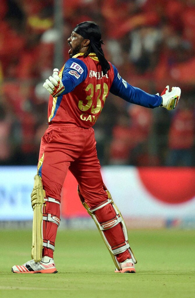 अवकाळी पावसासह वादळ सध्या भारतातील अनेक शहरात घोंघावते आहे. मात्र बुधवारी बंगळुरूच्या चिन्नास्वामी स्टेडियमवर ख्रिस गेलरुपी वादळ अवतरलं.