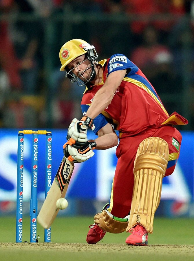 गेलची फटकेबाजी सुरू असताना विराट कोहलीने ३२ तर ए बी डी'व्हिलियर्सने ४७ धावांची खेळी केली. बंगळुरूने पंजाबपुढे २२७ धावांचे आव्हान ठेवले.