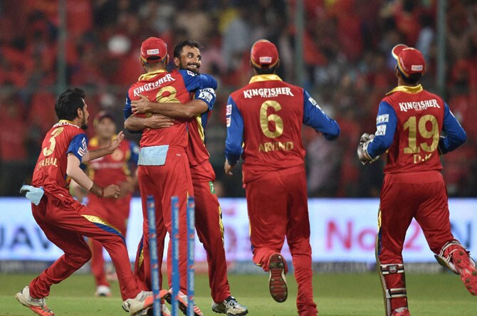 ज्या खेळपट्टीवर गेलने गोलंदाजांच्या ठिकऱ्या उडवल्या, त्याच खेळपट्टीवर बंगळुरूच्या गोलंदाजांनी पंजाबचा ८८ धावांत खुर्दा उडवला.