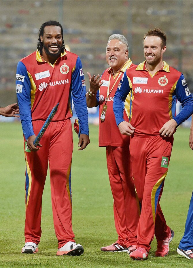 विजयी आनंद.