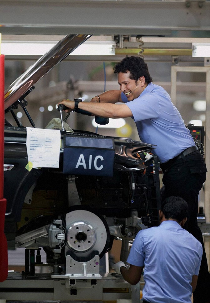 क्रिकेट विश्वातील ताईत राहिलेला व राज्यसभेत खासदारकी भूषविणाऱ्या सचिन तेंडुलकरने गुरुवारी बीएमडब्ल्यूच्या कार प्रकल्पात थेट पाना चालविला.