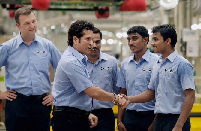 कंपनीचा चेन्नई येथील प्रकल्प २००७ मध्ये सुरू झाला होता. येथे सध्या सिरिज १,३, ५, ७ तसेच एक्स१, एक्स३, एक्स५ श्रेणीतील कार तयार केल्या जातात. कंपनीची देशभरात विविध ४० विक्री दालने आहेत. कंपनीत ५५० कर्मचारी आहेत. कर्मचाऱयांशी हस्तांदोलन करताना सचिन.