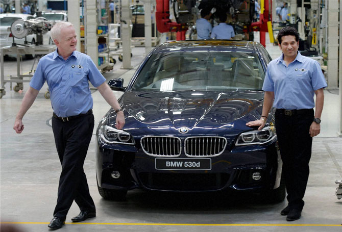 कंपनीच्या सिरिज ५ मधील नवी कार क्रीडापटू व कंपनीचा राजदूत सचिन तेंडुलकर याच्या उपस्थितीत सादर केली.