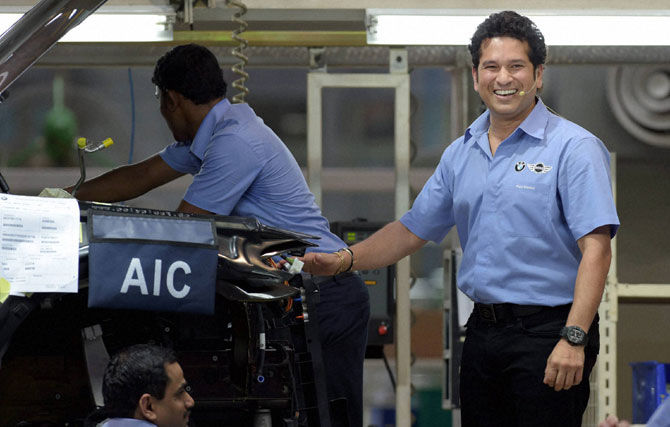 जर्मन बनावटीच्या कार निर्मात्या कंपनीचा राजदूत असलेल्या सचिनच्या उपस्थितीत कंपनीनेही 'मेक इन इंडिया'चे बिगुल वाजविले.