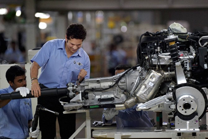 आलिशान मोटार विक्रीतील अव्वल स्थान राखण्यासाठी झटत असलेल्या बीएमडब्ल्यूने चालू वर्षांत नवीन १५ वाहने सादर करण्याचा संकल्प गुरुवारी चेन्नई येथे सोडला.