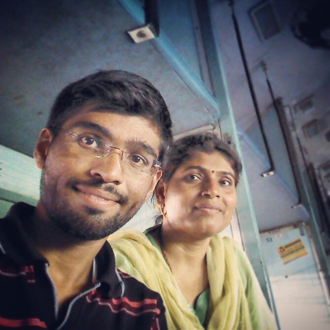 रुतेश खडतरे त्याच्या आईसह.