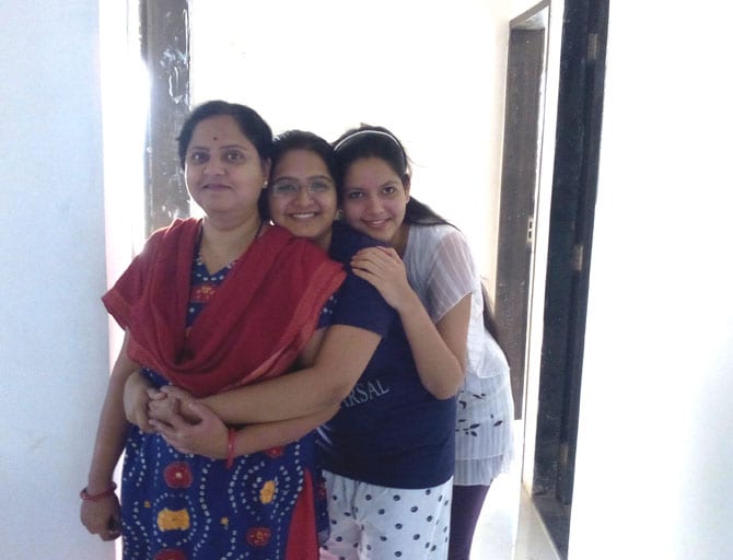 स्मृती त्यांच्या देवयानी आणि स्निग्धा या दोन्ही मुलींसह.
