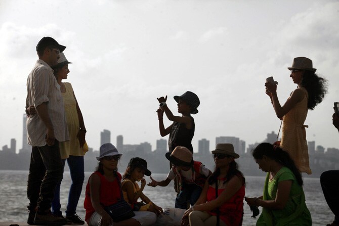 उन्हाची काहीली सुरू असूनही त्यावर मात करत विविध रंग आणि आकारांच्या टोप्या घालून मुंबईच्या मरिन ड्राईव्हवर फेरफटका मारण्यासाठी आलेले कुटुंब. (छाया- वसंत प्रभू)