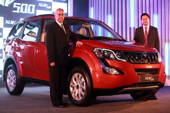 महिंद्र अँड महिंद्र कंपनीची अद्ययावत एसयूव्ही श्रेणीतील महिंद्रा एसयूव्ही ५०० कार बाजारात दाखल झाली. (छाया- वसंत प्रभू)