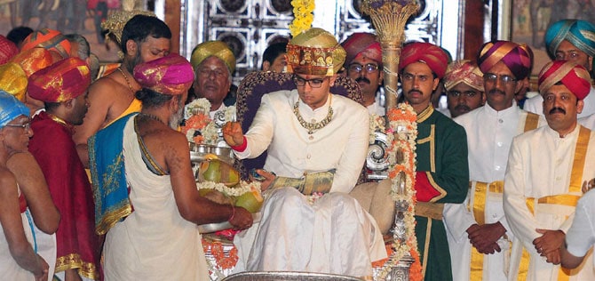 वंगत राजा श्रीकांतदत्त वडियार यांना अपत्य नसल्याने त्यांच्या निधनानंतर कर्नाटक सरकारने म्हैसूर राजघराण्याच्या मालमत्तेवर हक्क सांगितला होता.