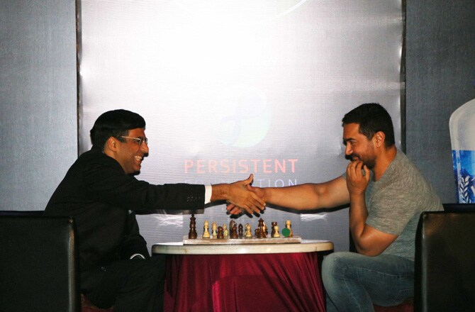 बॉलीवूडचा मि.परफेक्टशनिस्ट आमिर खान आणि चेसचा किंग विश्वनाथ आनंद हे दोघ आमनेसामने आले होते. महाराष्ट्र चेस लिगच्या तिस-या पर्वात या दोघांनी चेस खेळला. (छायाः अमित चक्रवर्ती)