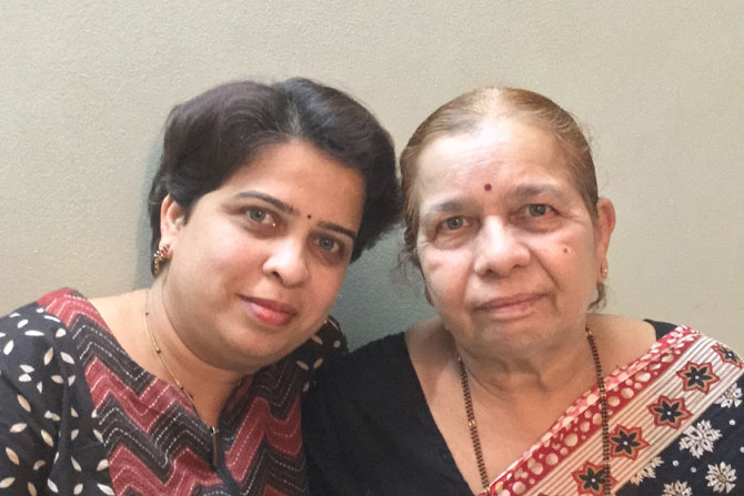 आई सुमिता थत्ते आणि अभा करंदिकर