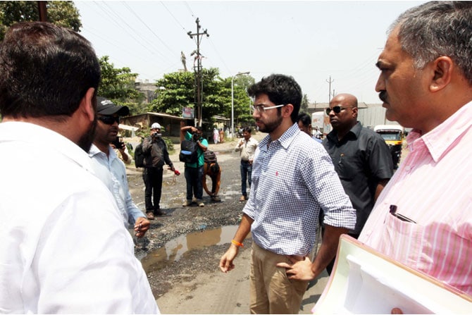 युवासेनेचे प्रमुख आदित्य ठाकरे यांनी मंगळवारी कल्याण-डोंबिवली परिसरात सुरू असलेल्या रस्त्यांच्या कामांची पाहणी केली. यावेळी त्यांच्याबरोबर आमदार एकनाथ शिंदेदेखील उपस्थित होते. ( छाया- दिपक जोशी)