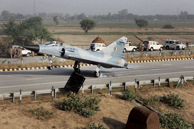भारतीय हवाई दलाचे मिराज २००० हे लढाऊ विमान गुरुवारी पहाटे उत्तर प्रदेशात मथुरेजवळ यमुना द्रुतगती महामार्गावर उतरले तेव्हा पांथस्थांना आश्चर्याचा धक्काच बसला. पण हे अनपेक्षित नव्हे तर पूर्वनियोजित विमानावतरण होते. युद्ध काळात वा आणीबाणीच्या परिस्थितीत वायुदलाचे विमान रस्त्यावर उतरवता येईल का, याची ही चाचणी होती आणि ती यशस्वी झाली. अर्थात भाजपच्या वर्षपूर्ती समारंभानिमित्त पंतप्रधान मोदी सोमवारी मथुरेत येत आहेत, हा एक योगायोग