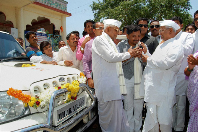 ज्येष्ठ समाजसेवक अण्णा हजारे यांच्या देशभर गाजलेल्या आंदोलनाची साक्षीदार ठरलेल्या स्कॉर्पिओ या गाडीचा रविवारी सकाळी ९ लाख ११ हजार रुपयांना लिलाव करण्यात आला. श्रीगोंदे तालुक्यातील देवदैठण येथील हजारे यांचेच कार्यकर्ते प्रवीण उर्फ अतुल लक्ष्मण लोखंडे यांनी ही गाडी खरेदी केली. (छाया: पीटीआय)