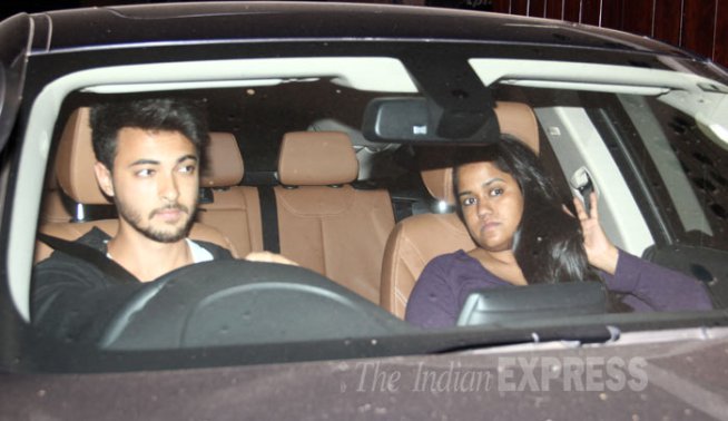 हिट अँड रन खटल्याच्या निकालाच्या आदल्या दिवशी सलमानची बहीण अर्पिता आणि तिचा नवरा सलमानच्या निवासस्थानी दाखल झाले होते. (छाया- वसंत प्रभू)