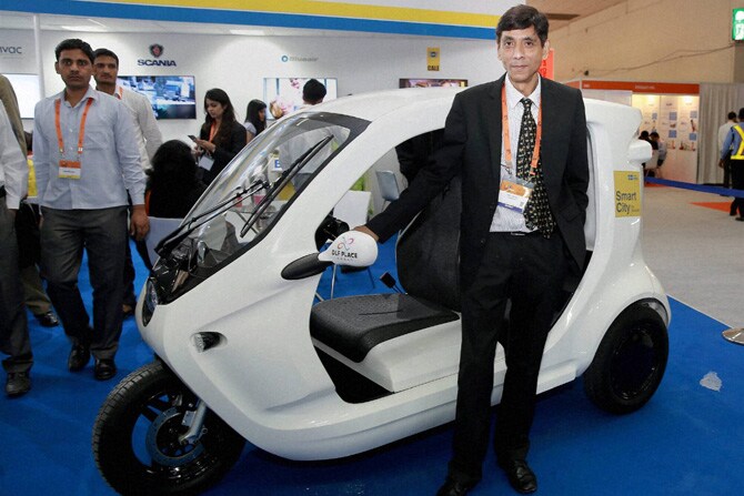 नवी दिल्ली येथे सुरू असणाऱ्या 'स्मार्ट सिटी एक्स्पो २०१५' मध्ये स्वीडनतर्फे प्रदर्शनासाठी ठेवण्यात आलेली ही गाडी. (छाया- पीटीआय)