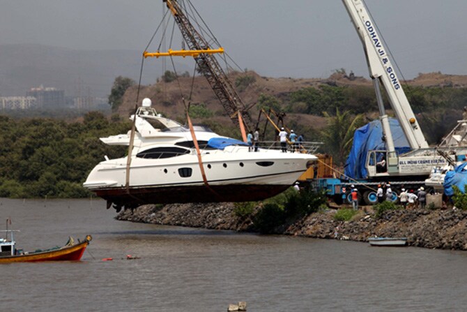 यंदा राज्यात मान्सुनचे आगमन नेहमीपेक्षा लवकर होणार आहे. या पार्श्वभूमीवर नवी मुंबईच्या खाडीतील ही बोट सुरक्षित स्थळी हलवण्यात येत असताना. ( छाया- नरेंद्र वास्कर)
