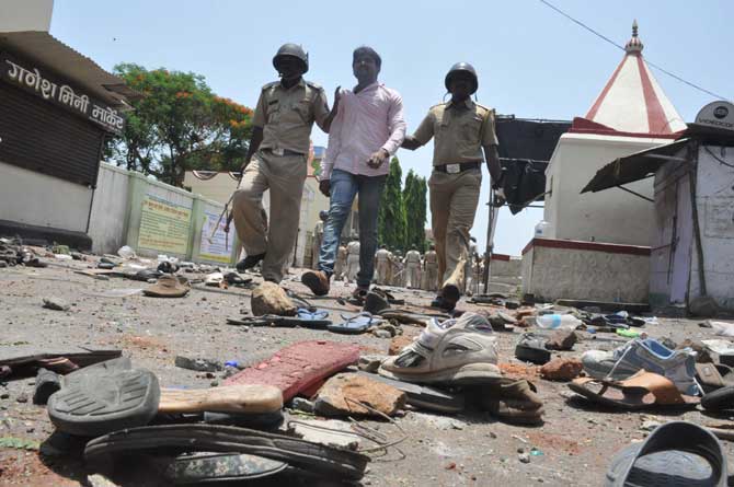 लाठीमारानंतर घटनास्थळी चप्पल आणि बुटांचा खच पडला होता. (छायाचित्र - राजेश स्टिफन)