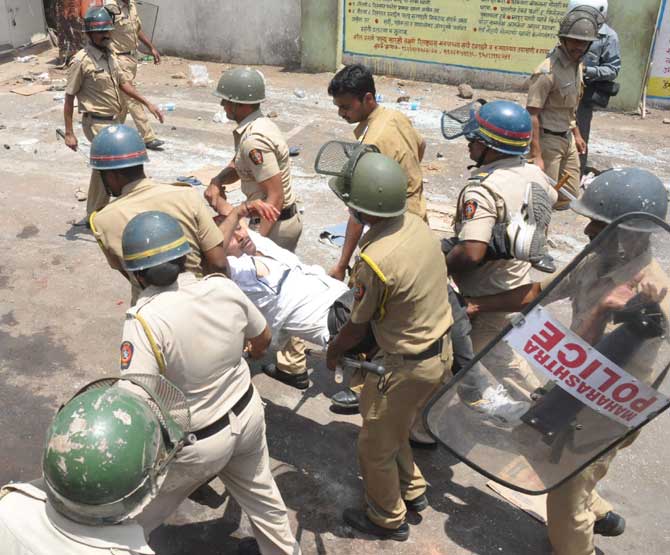पोलीसांच्या लाठीमारात अनेक जण जखमी झाले. (छायाचित्र - राजेश स्टिफन)