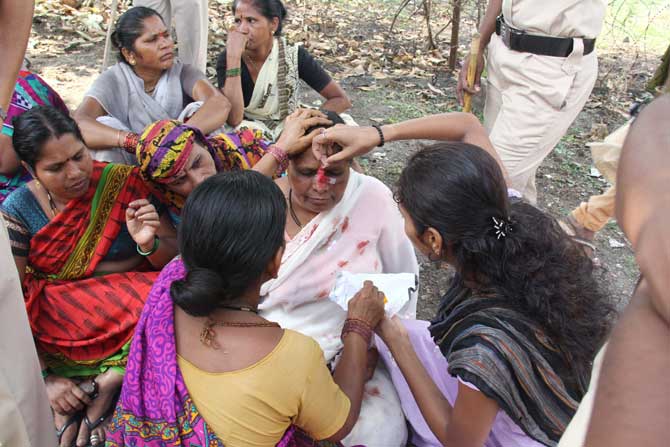 काही महिलांनाही पोलीसांच्या लाठीचा मार खावा लागला. यामध्ये काही महिला जखमी झाल्या. (छायाचित्र - राजेश स्टिफन)