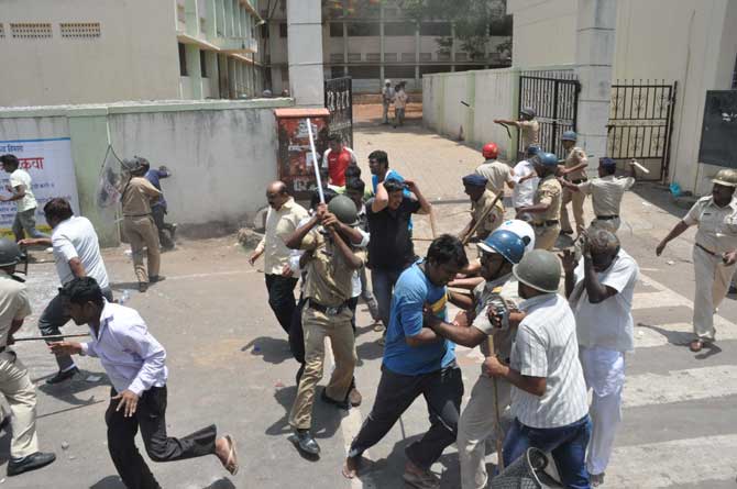 दगडफेकीनंतर आंदोलनकर्त्या ग्रामस्थांवर पोलीसांनी तीव्र लाठीमार केला. (छायाचित्र - राजेश स्टिफन)