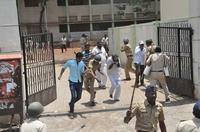 दगडफेकीनंतर आंदोलनकर्त्या ग्रामस्थांवर पोलीसांनी तीव्र लाठीमार केला. (छायाचित्र - राजेश स्टिफन)