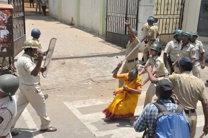 काही महिलांनाही पोलीसांच्या लाठीचा मार खावा लागला. (छायाचित्र - राजेश स्टिफन)