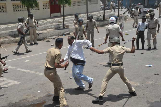 पुण्यात सैन्य अभियांत्रिकी महाविद्यालयाच्या हद्दीतून बोपखेल गावाकडे जाणारा रस्ता नागरी वाहतुकीसाठी सुरू करावा, या मागणीसाठी बोपखेल ग्रामस्थांनी काढलेल्या मोर्चाला गुरुवारी हिंसक वळण लागले. ग्रामस्थांनी दगडफेक केल्यानंतर आंदोलनकर्त्यांवर पोलीसांनी तीव्र लाठीमार केला. (छायाचित्र - राजेश स्टिफन)
