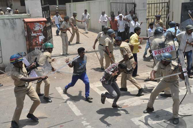 दगडफेकीनंतर आंदोलनकर्त्या ग्रामस्थांवर पोलीसांनी तीव्र लाठीमार केला. (छायाचित्र - राजेश स्टिफन)