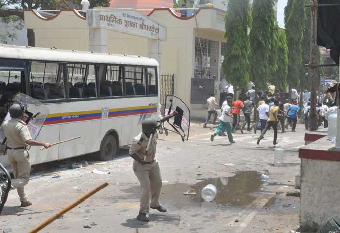 दगडफेकीचा मुकाबला करताना पोलीस. (छायाचित्र - राजेश स्टिफन)