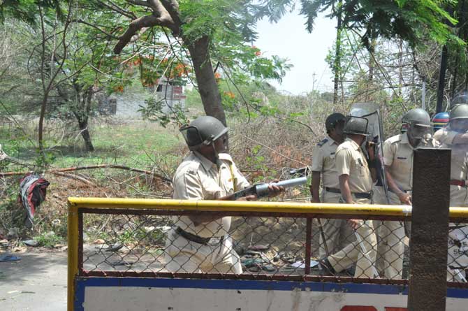 जमावाला पांगविण्यासाठी पोलीसांनी अश्रुधूराच्या नळकांड्याही फोडल्या. (छायाचित्र - राजेश स्टिफन)