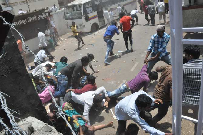 सीएमईच्या ज्या गेटजवळ आंदोलन करण्यात आले. तिथे पोलीसांनी लाठीमार सुरू केल्यावर ग्रामस्थांनी पळ काढण्याचा प्रयत्न केला. (छायाचित्र - राजेश स्टिफन)